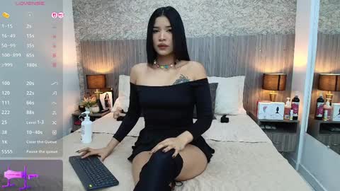 Snapshot of nicolle_alvarez chatting on 04/07/26, 11:32 Nicolle Alvarez online show from 04/07/26, 11:32