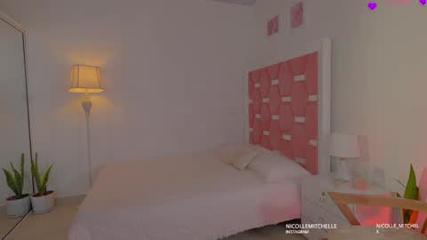 Snapshot of nicolle_mitchelle chatting on 09/23/25, 10:40 NEW instagram nicollemitchelle online show from 09/23/25, 10:40