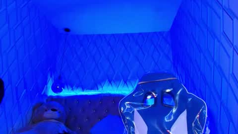 Nicolle Miley online show from 11/28/25, 04:04