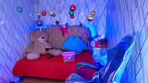 Nicolle Miley online show from 12/14/25, 04:07