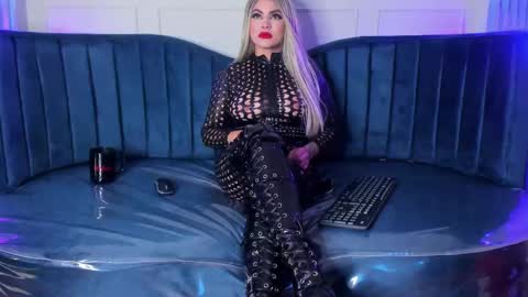 Snapshot of nicollette_miller chatting on 03/04/25, 12:22 Nicollette Miller online show from 03/04/25, 12:22