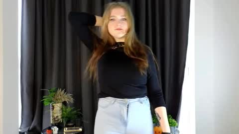 Snapshot of nightsaffron chatting on 12/01/25, 07:35 Azalea online show from 12/01/25, 07:35