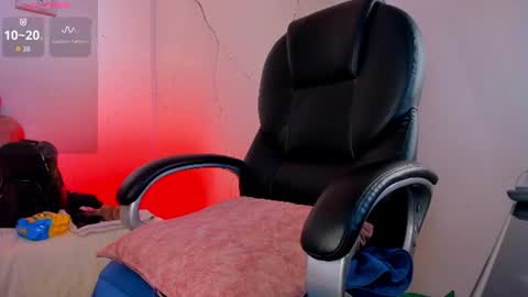 Snapshot of niickyjones chatting on 06/21/26, 11:13 Anni online show from 06/21/26, 11:13