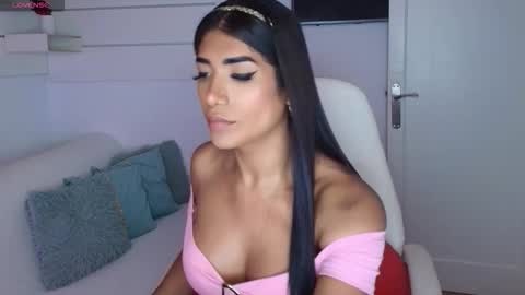 Nicolle Bustamante online show from 10/13/25, 06:41