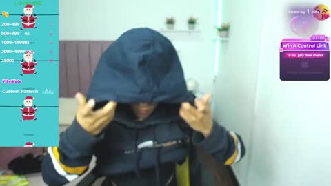 Snapshot of niina_lovee_ chatting on 12/13/24, 02:49 online show from 12/13/24, 02:49