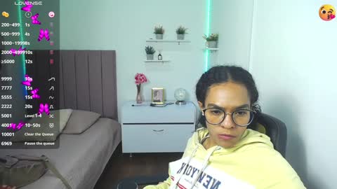 Snapshot of niina_lovee_ chatting on 12/17/24, 03:17 online show from 12/17/24, 03:17