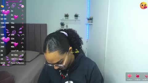 Snapshot of niina_lovee_ chatting on 12/18/24, 03:55 online show from 12/18/24, 03:55