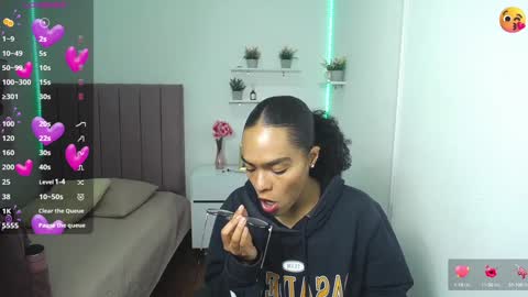Snapshot of niina_lovee_ chatting on 12/18/24, 06:57 online show from 12/18/24, 06:57