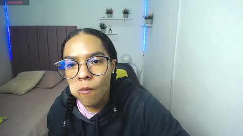 Snapshot of niina_lovee_ chatting on 12/19/24, 02:02 online show from 12/19/24, 02:02