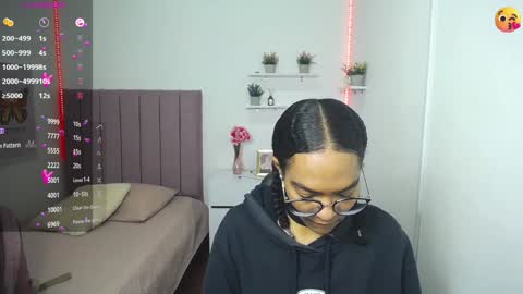 Snapshot of niina_lovee_ chatting on 12/21/24, 02:47 online show from 12/21/24, 02:47