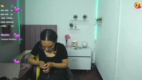 Snapshot of niina_lovee_ chatting on 12/21/24, 05:51 online show from 12/21/24, 05:51
