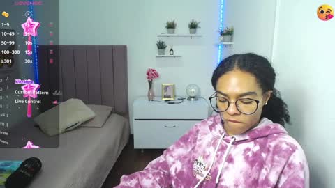Snapshot of niina_lovee_ chatting on 12/23/24, 02:28 online show from 12/23/24, 02:28