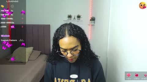 Snapshot of niina_lovee_ chatting on 12/27/24, 01:50 online show from 12/27/24, 01:50