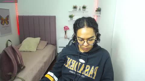Snapshot of niina_lovee_ chatting on 12/28/24, 01:59 online show from 12/28/24, 01:59