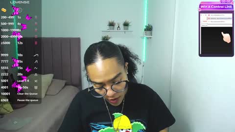 Snapshot of niina_lovee_ chatting on 12/30/24, 04:40 online show from 12/30/24, 04:40