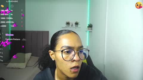 Snapshot of niina_lovee_ chatting on 12/31/24, 02:03 online show from 12/31/24, 02:03
