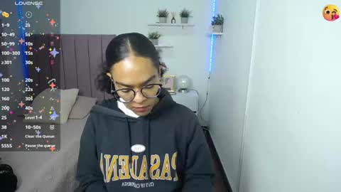 Snapshot of niina_lovee_ chatting on 01/08/25, 01:52 online show from 01/08/25, 01:52