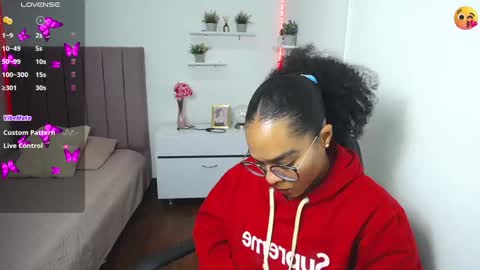 Snapshot of niina_lovee_ chatting on 01/09/25, 05:43 online show from 01/09/25, 05:43