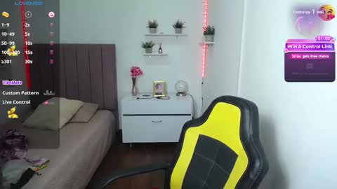 Snapshot of niina_lovee_ chatting on 02/13/25, 06:05 online show from 02/13/25, 06:05