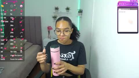 Snapshot of niina_lovee_ chatting on 02/15/25, 05:28 online show from 02/15/25, 05:28