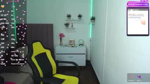 Snapshot of niina_lovee_ chatting on 02/17/25, 06:37 online show from 02/17/25, 06:37