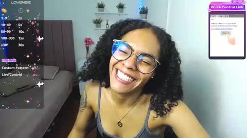 Snapshot of niina_lovee_ chatting on 02/19/25, 11:25 online show from 02/19/25, 11:25