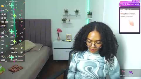 Snapshot of niina_lovee_ chatting on 02/20/25, 06:13 online show from 02/20/25, 06:13