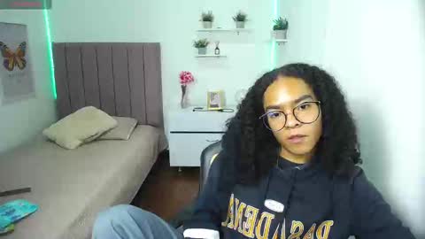 Snapshot of niina_lovee_ chatting on 02/21/25, 04:16 online show from 02/21/25, 04:16