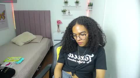 Snapshot of niina_lovee_ chatting on 02/21/25, 07:21 online show from 02/21/25, 07:21