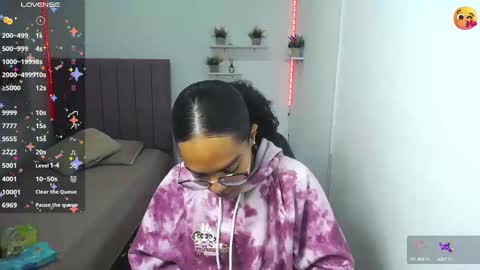 Snapshot of niina_lovee_ chatting on 02/24/25, 03:20 online show from 02/24/25, 03:20