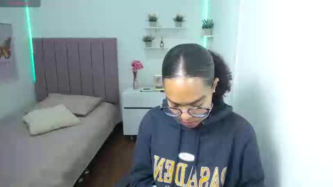 Snapshot of niina_lovee_ chatting on 02/25/25, 03:16 online show from 02/25/25, 03:16