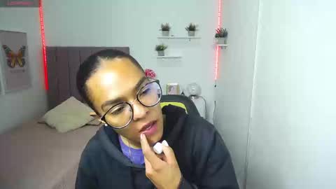 Snapshot of niina_lovee_ chatting on 02/28/25, 03:04 online show from 02/28/25, 03:04