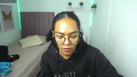Snapshot of niina_lovee_ chatting on 03/12/25, 04:24 online show from 03/12/25, 04:24