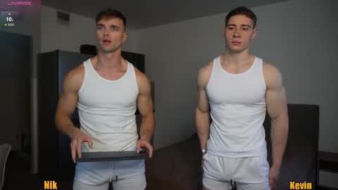 Snapshot of nik_sharp chatting on 10/25/25, 02:13 Nik online show from 10/25/25, 02:13