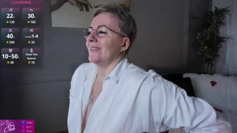 Snapshot of nika_smit chatting on 02/14/25, 08:42 Nika online show from 02/14/25, 08:42