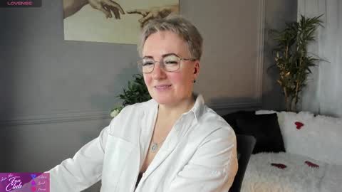 Snapshot of nika_smit chatting on 02/14/25, 11:42 Nika online show from 02/14/25, 11:42