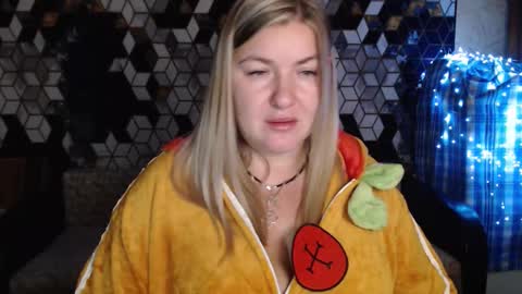 Snapshot of nikaskylink chatting on 12/17/25, 07:53 Nika online show from 12/17/25, 07:53