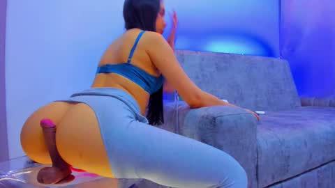 Snapshot of nikii_white chatting on 11/16/25, 05:02 nikii_white online show from 11/16/25, 05:02