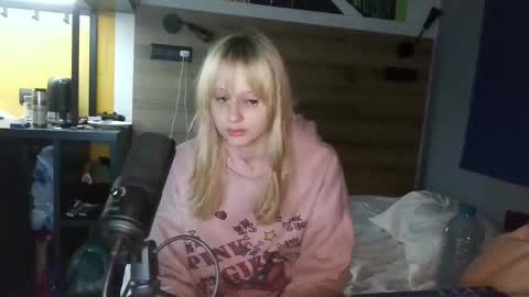 Snapshot of nikirinksss chatting on 04/19/26, 08:44 nikirinksss online show from 04/19/26, 08:44