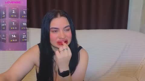 Snapshot of nikki_kardashian chatting on 02/03/25, 10:43 Nikki Kardashian online show from 02/03/25, 10:43