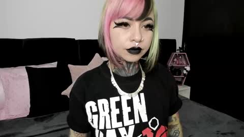 Nikki Ramone   online show from 02/11/25, 06:40