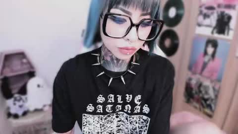 Snapshot of nikkiramone chatting on 04/24/26, 11:01 Nikki Ramone online show from 04/24/26, 11:01