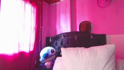 Snapshot of nikkirous_ chatting on 03/24/26, 05:07 Nikkirous online show from 03/24/26, 05:07