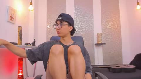 Snapshot of nikolay_gregori chatting on 10/10/25, 05:39 online show from 10/10/25, 05:39