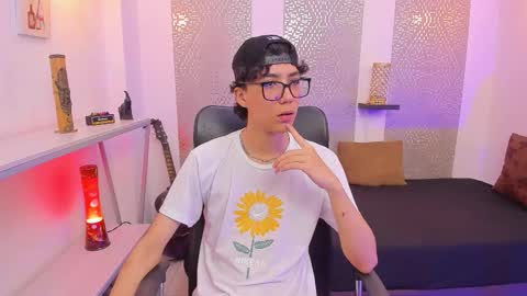 Snapshot of nikolay_gregori chatting on 10/15/25, 04:45 online show from 10/15/25, 04:45