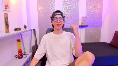 Snapshot of nikolay_gregori chatting on 10/22/25, 04:24 online show from 10/22/25, 04:24