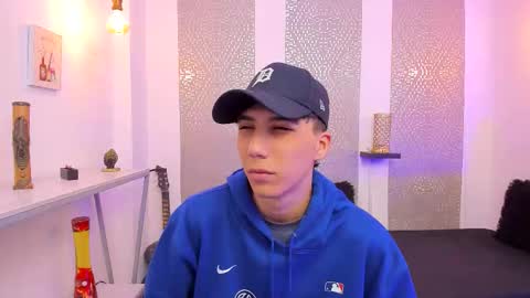 Snapshot of nikolay_gregori chatting on 11/17/25, 04:07 online show from 11/17/25, 04:07