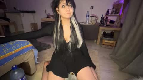 nikoli_naw online show from 12/22/25, 12:07