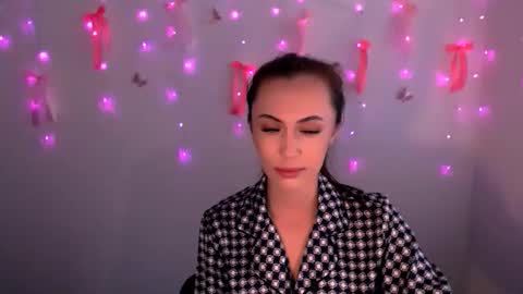 nikonara_ online show from 05/21/26, 12:23