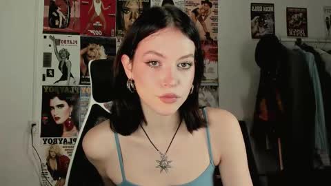 Veronica online show from 11/10/25, 01:10